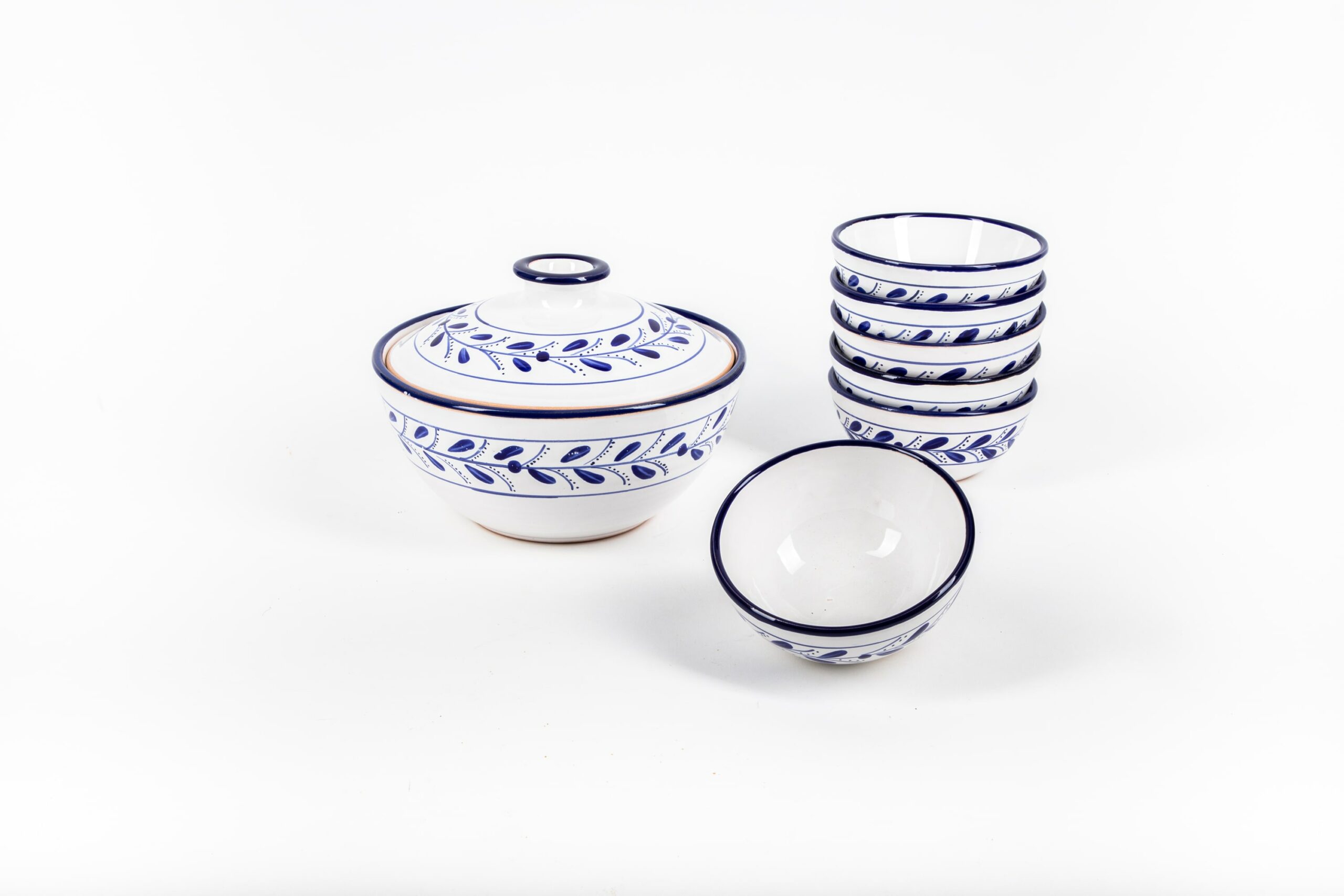 Ensemble de bols décorés avec des motifs bleus et blancs