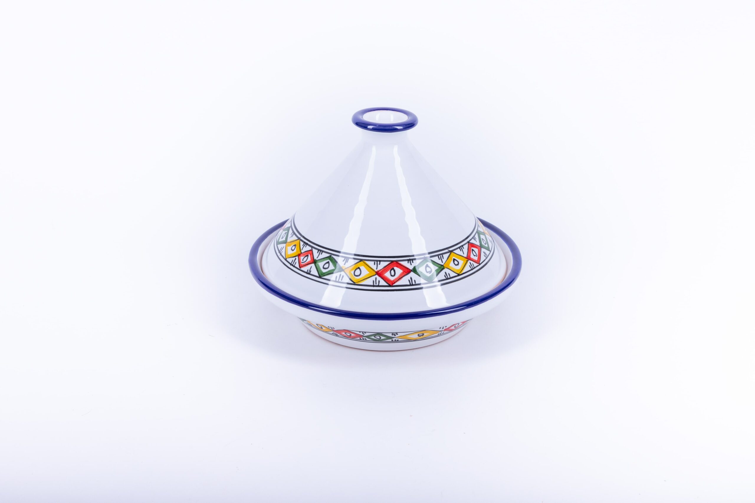 Tajine en céramique avec des motifs colorés