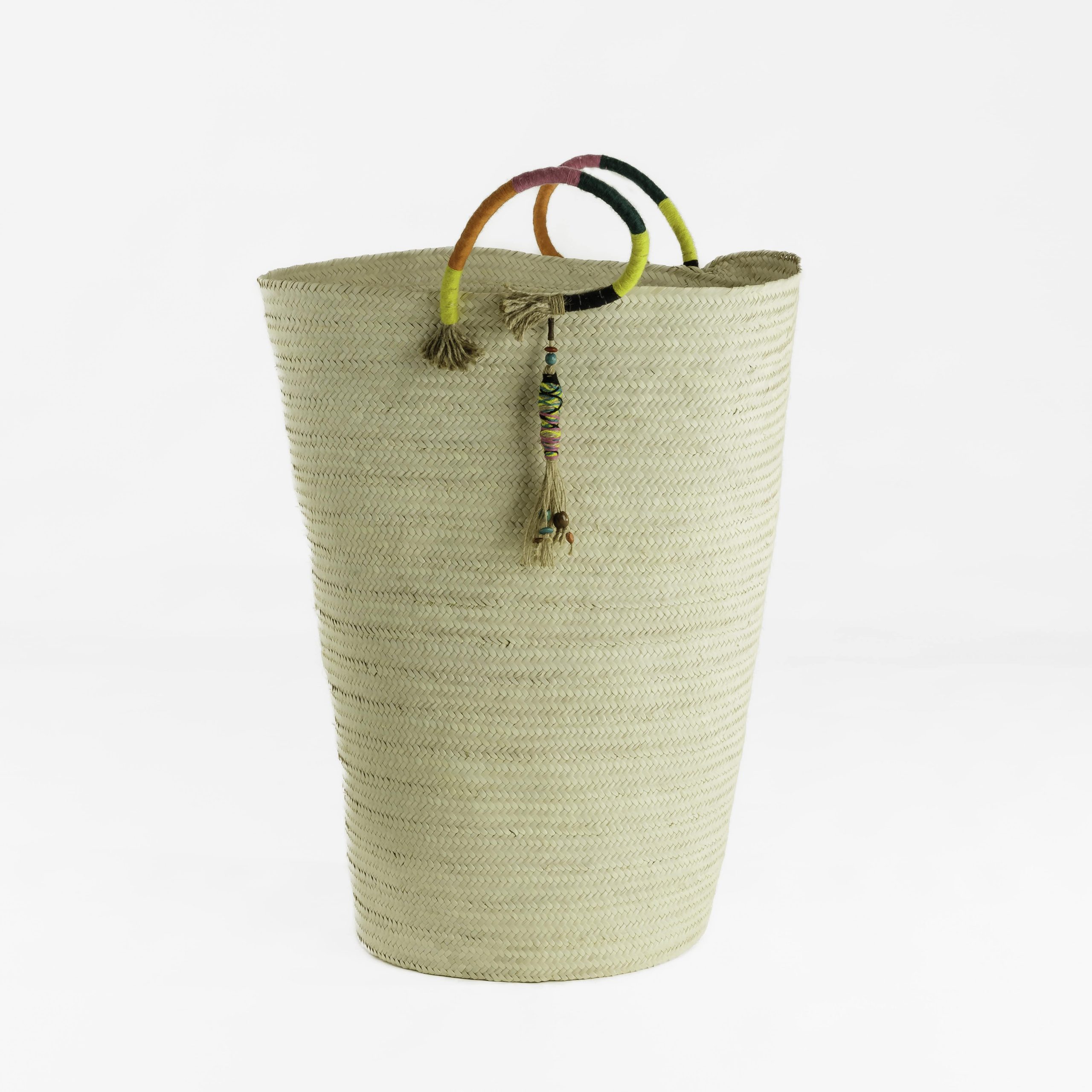 Panier tressé en paille avec poignées colorées