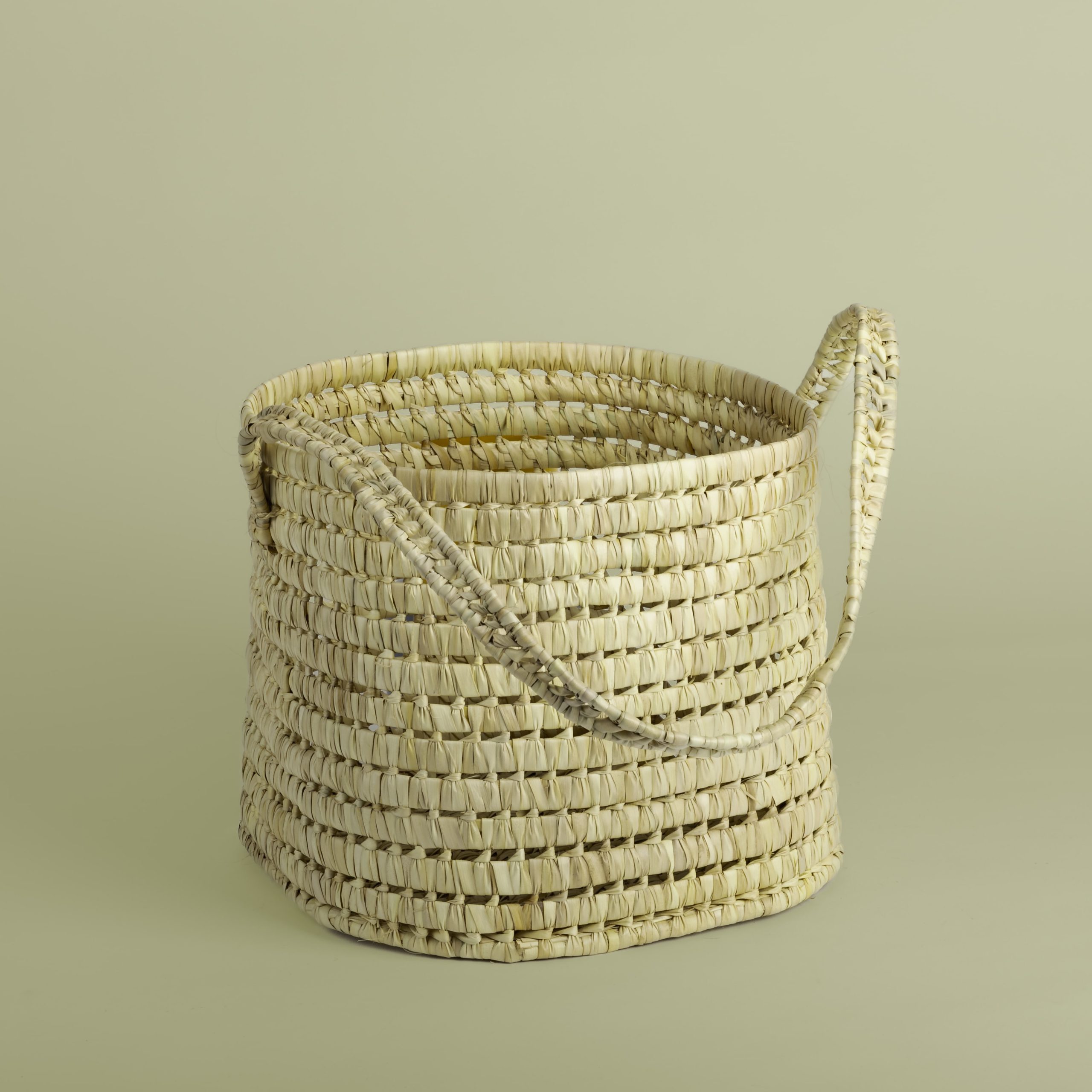 Panier en paille tressée avec une anse large