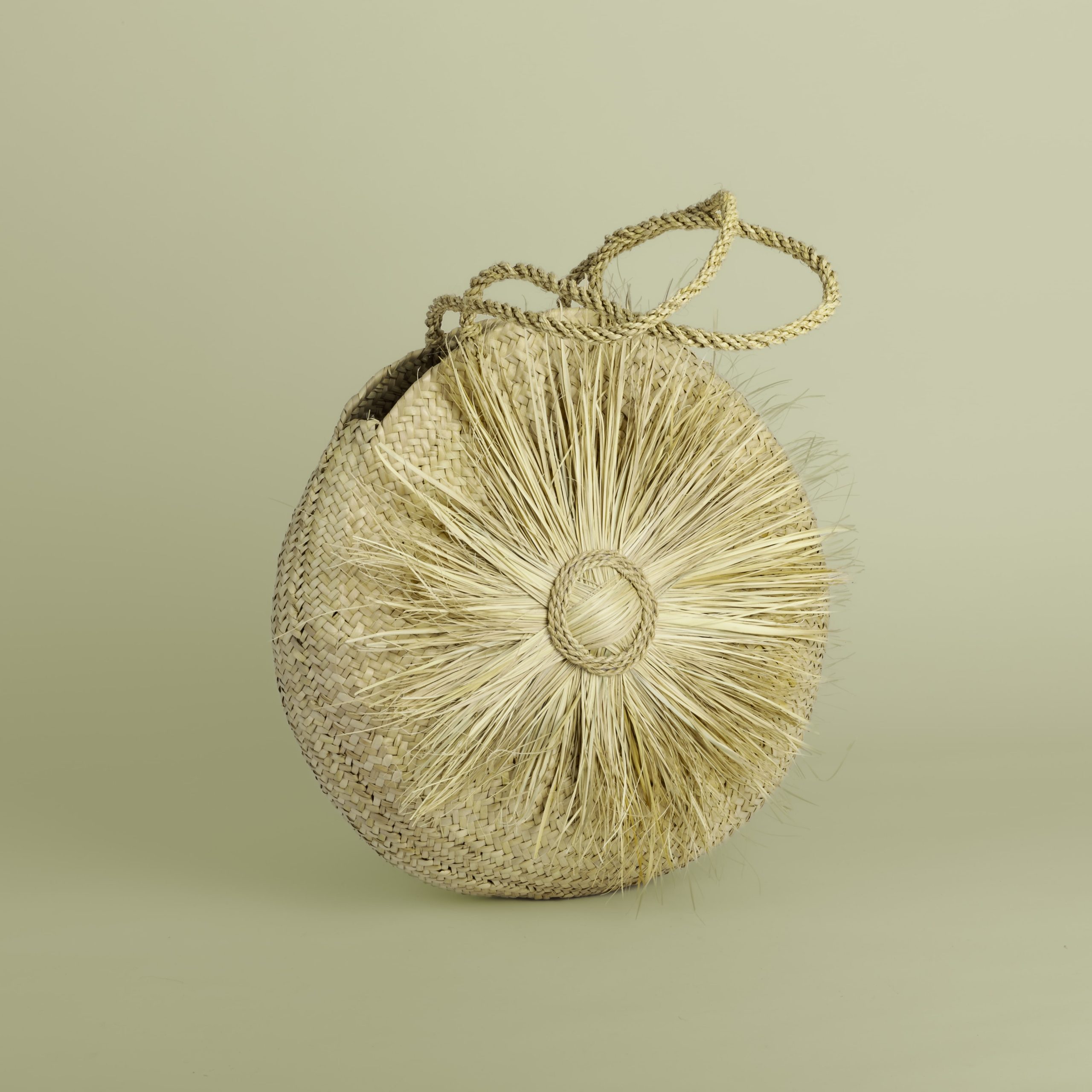 Sac rond en paille avec un motif central en forme d’étoile