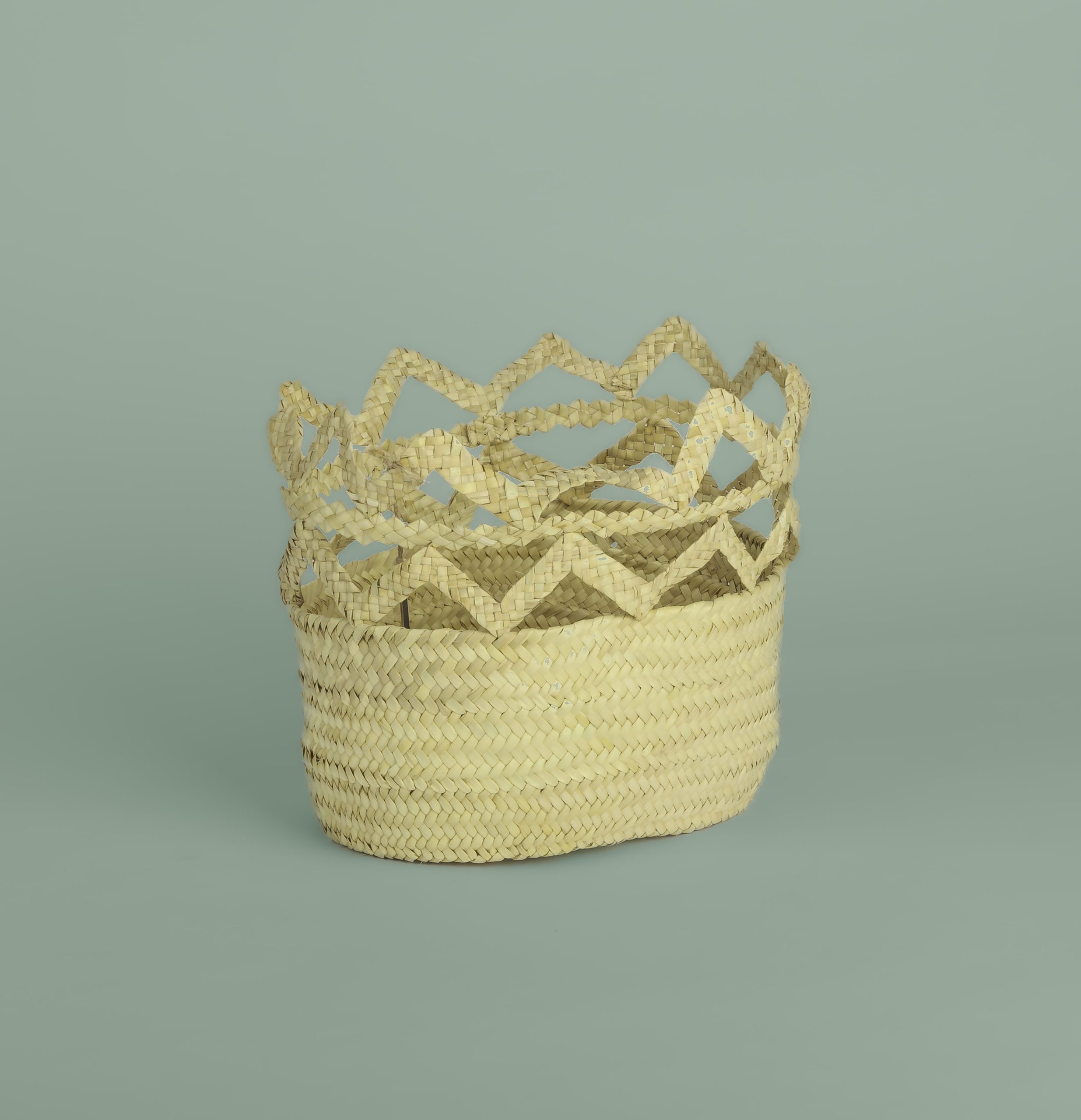 Panier en paille avec motif ajouré en forme de couronne